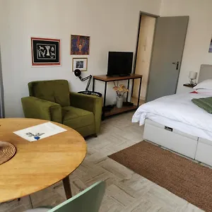 Studio Calme Et Tres Lumineux, Au Pied De Notre Dame De La Garde Marseille